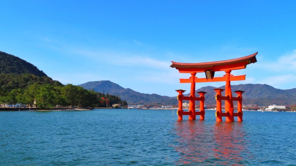 The vermillion floating torii gate of Itsukushima Shrine_厳島神社の大鳥居