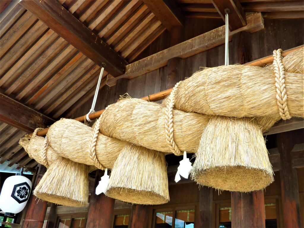 The largest Shimenawa, sacred straw ropes, in Japan at Kaguraden hall of Izumo Taisha Shrine_出雲大社の神楽殿大しめ縄