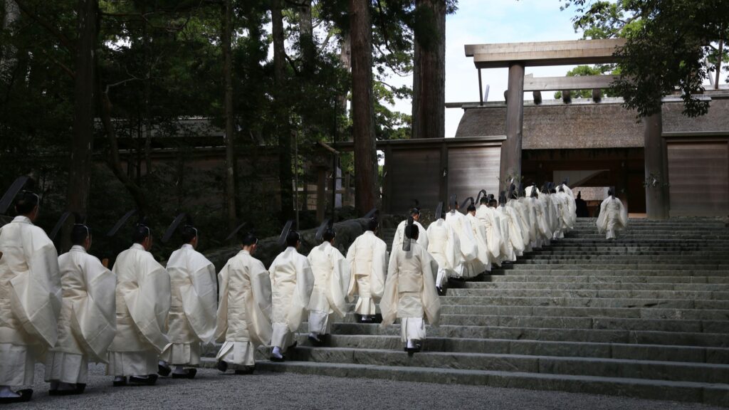Ise Jingu Shrine, Kanname Festival, Shinto priests are walking into the Naigu_伊勢神宮 神嘗祭