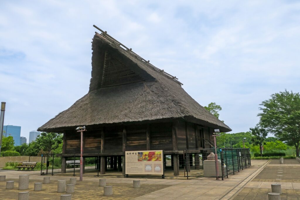 Hoenzaka ruin, large Warehouse (法円坂遺跡、大型高床式倉庫)