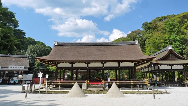 Two cone-shaped sand mounds at Kamigamo Shrine (上賀茂神社、円錐形の立砂)