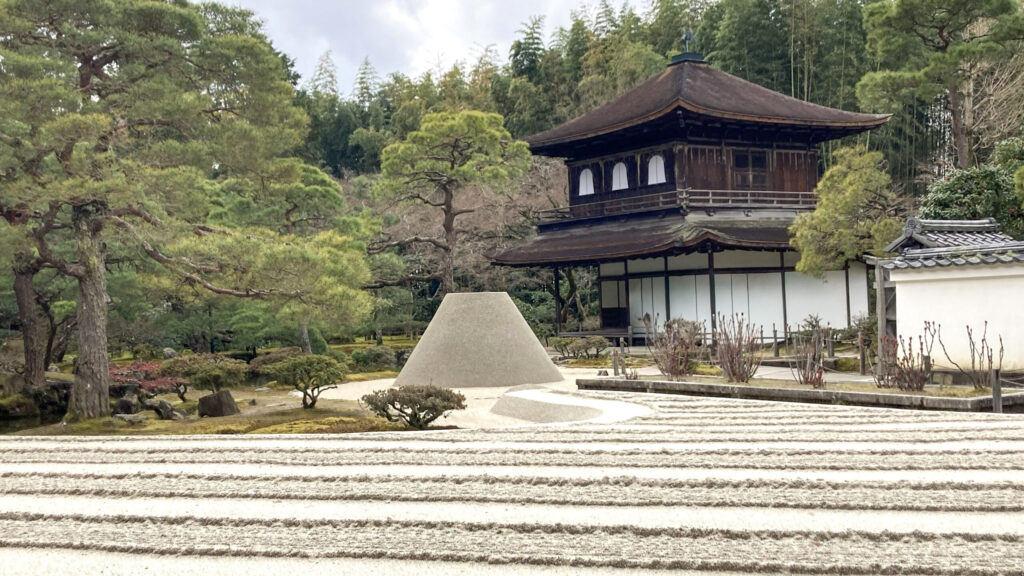 Ginshadan and Kōgetsudai at Ginkakuji Siliver Pavilion_銀閣寺観音堂前の銀沙灘と向月台