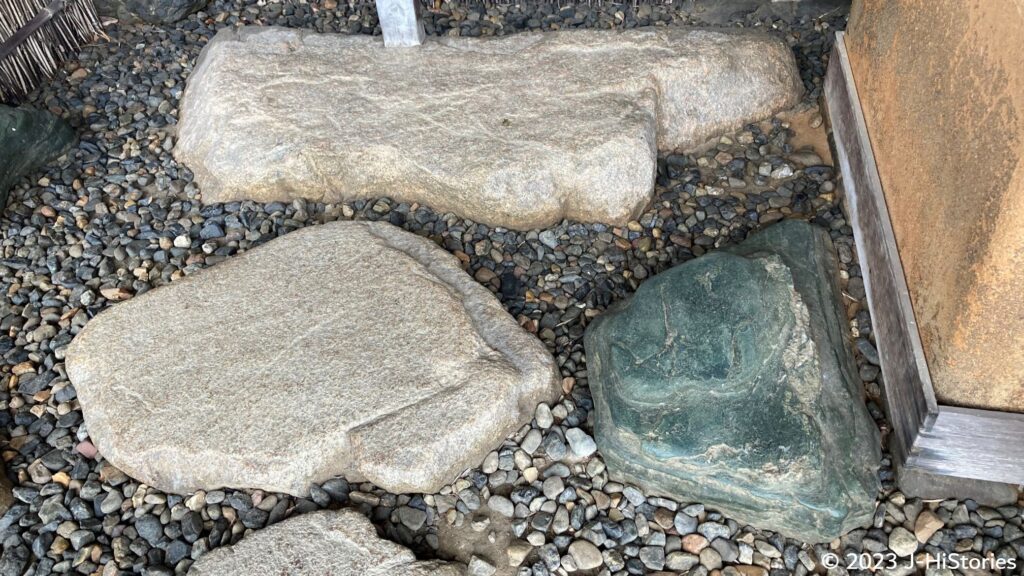 Katsura Imperial Palace stones in front of Shokintei teahouse_桂離宮の松琴亭前の石