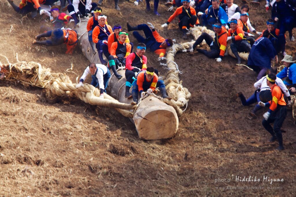 Suwa Taisha Onbashira Matsuri Festival_諏訪大社御柱祭の木落し