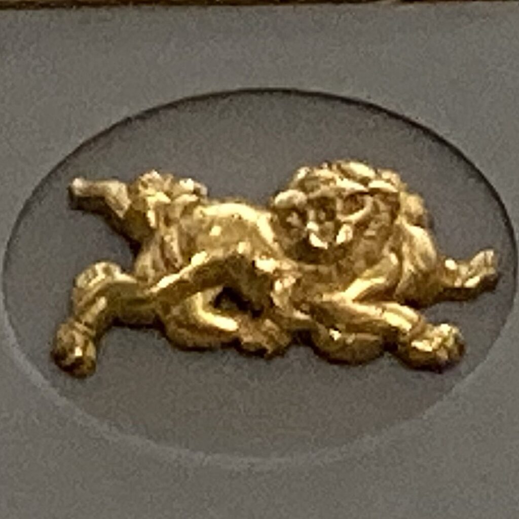a golden lion-shaped menuki (sword hilt)_金獅子の目貫
